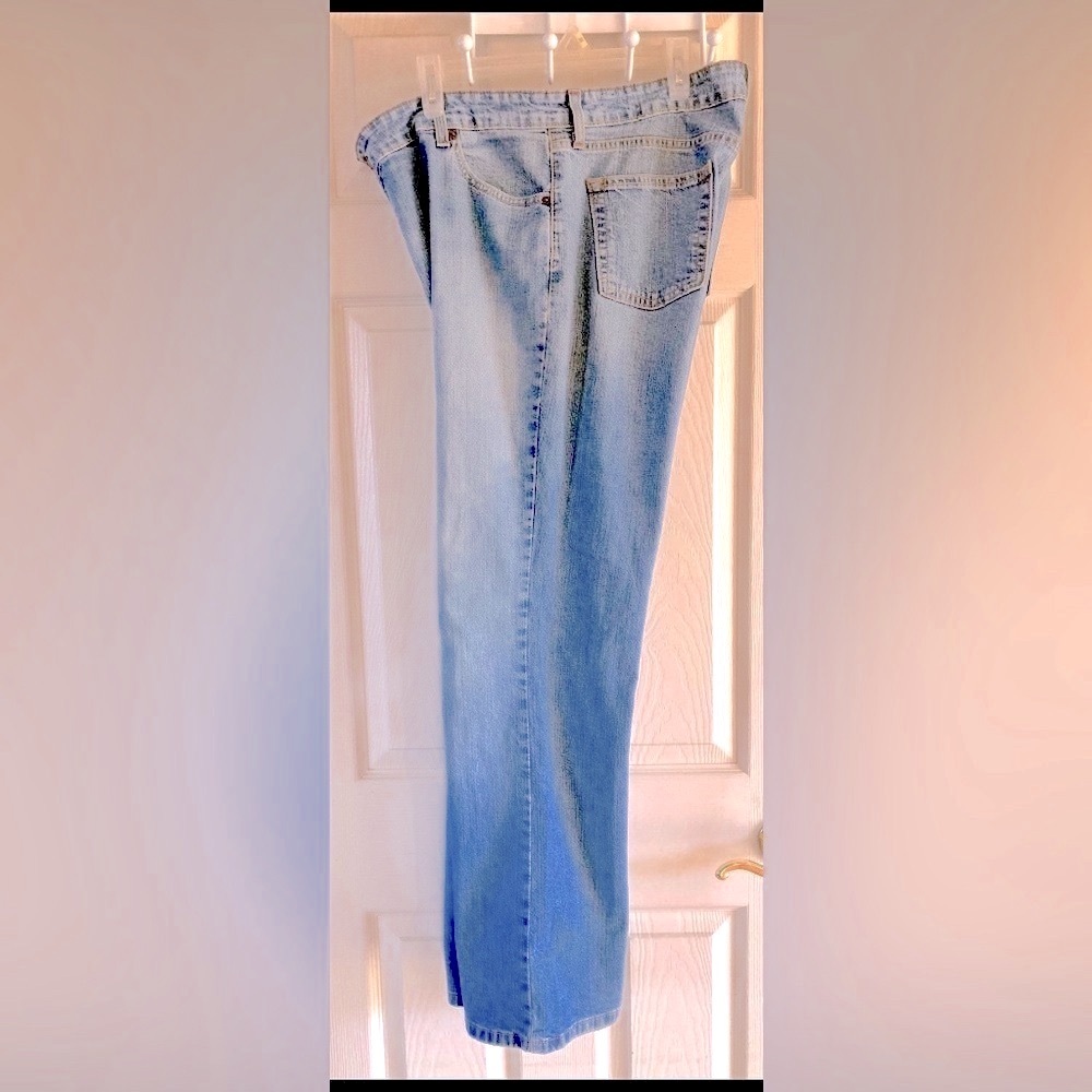 Levi’s Mid Rise Bootcut - Picture 2 of 7